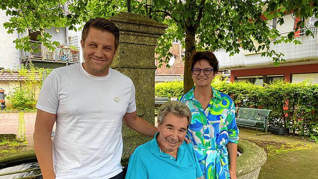 Freuen sich über 20 Jahre Brückenfest: Stefan Salzborn (von links), Präsident des FC Radolfzell, Brückenfest-Initiator Heinz Schmitt und ...