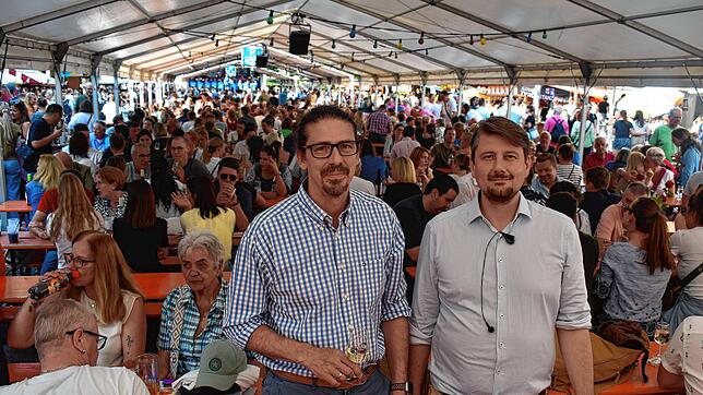 Jörg Dudy (links) und Nikolas Brinkschulte (rechts), die Veranstalter des Konstanzer Weinfests, sind mit dem Verlauf der viertägigen ...