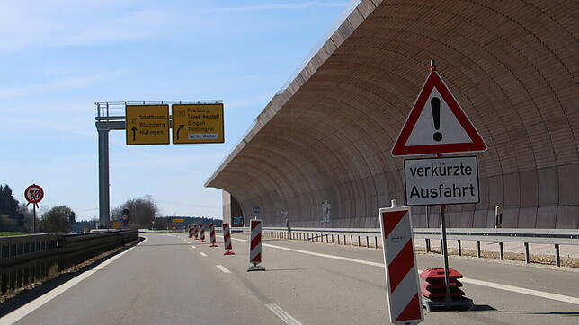 Seit Jahren kann auf der B27 die rechte Spur neben der Hüfinger Lärmschutzwand aus Sicherheitsgründen nicht genutzt werden.