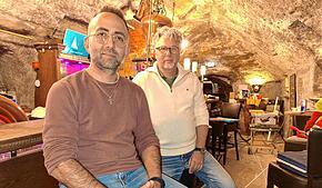 Freuen sich darauf, dass der Felsenkeller wieder geregelte Öffnungszeiten hat: Der neue Pächter Edmon Anti (links) und der Eigentümer ...