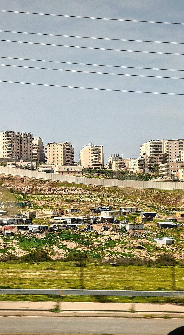 Eine beduinische Siedlung bei Wa‘ar Al-Beik direkt vor Jerusalem. Eine Mauer trennt sie von der Stadt.