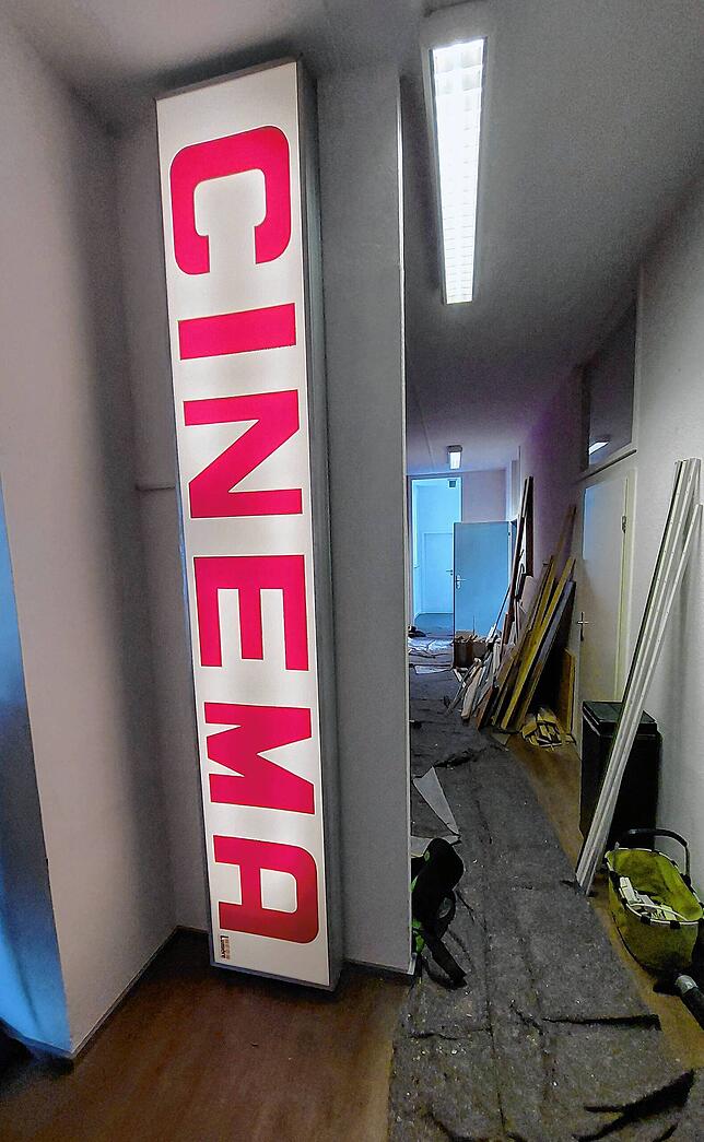 Auch das alte, beleuchtete Kinoschild haben die Guckloch-Macher vom alten Standort mitgenommen. Im neuen Kino ziert es im ...