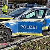 Ziemlich ramponiert: Der Polizeiwagen ist nach dem Crash am Mittwoch, 20. November, Schrott.