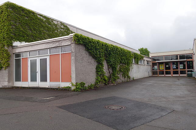 Die alte Stadthalle ist eine Option, um Geflüchtete in Engen unterzubringen. In Holzständerbauweise könnten hier Wohnräume geschaffen ...