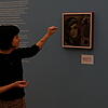 Kuratorin Ina Neddermeyer führt durch die Ausstellung.