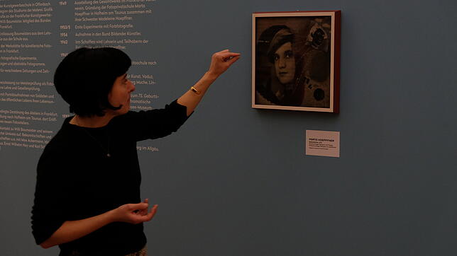 Kuratorin Ina Neddermeyer führt durch die Ausstellung.