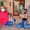 Vereinsvorsitzende Caroline Meer mit Buddy und Tierheimleiterin Indra von Gersdorff mit Maja (von links). Buddy wurde gleich als erster ...