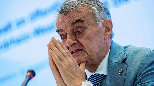 Herbert Reul (CDU), Innenminister von Nordrhein-Westfalen, spricht bei bei einem Pressetermin im Ministerium über das Thema ...