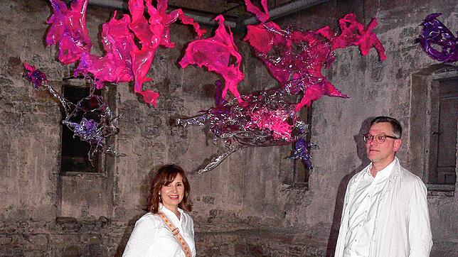 Der ukrainische Künstler Aljoscha mit Kulturreferentin Susanna Heim neben seinen Installationen. Bilder: Rosemarie Tillessen