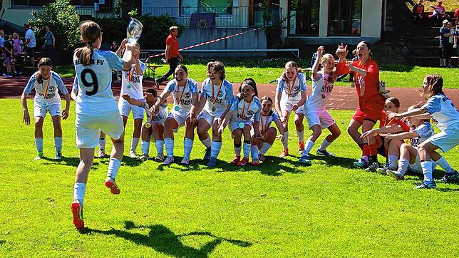 Bild : Jubel bei den C-Juniorinnen des Hegauer FV! Unsere Bilder vom Verbandspokal-Finale