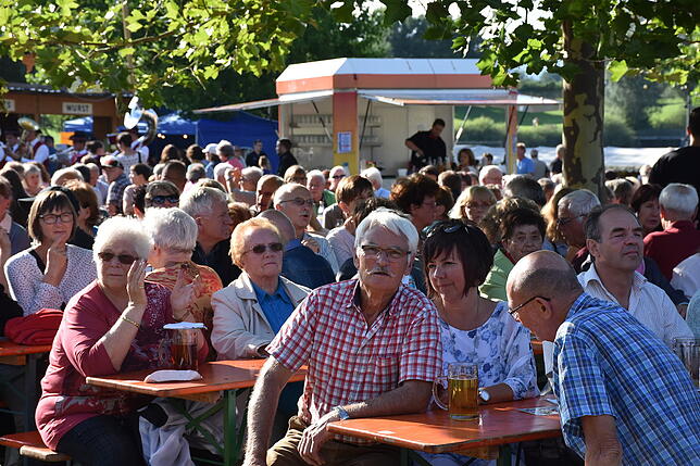 Die Veranstalter freuen sich meist von Beginn an über volle Tische auf dem Schlossseefest.