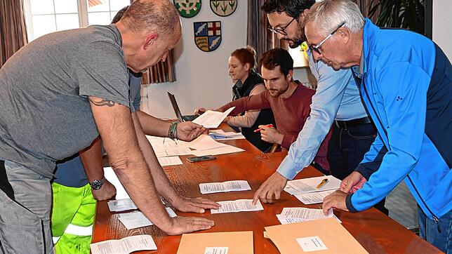 Der Wahlausschuss prüft die Stimmzettel mit Namen in der freien Zeile. Links steht Karlheinz Lehmann, verdeckt neben ihm Günter Schober, ...