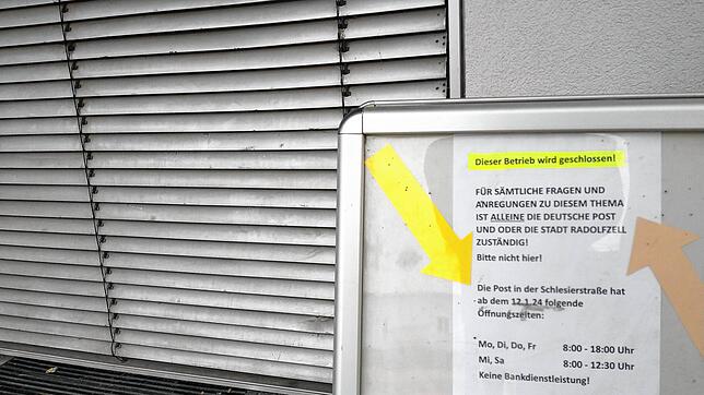 Das Schild und die geschlossenen Läden verraten es schon: Die Postfiliale an der Konstanzer Straße ist zu.