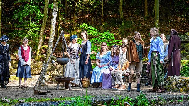 Im Wald sind Robin und sein Gefolge vor den Häschern sicher. „Robin Hood“ ist diesen Sommer als Kinder- und Jugendstück auf der ...