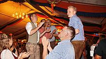 Ausgelassene Stimmung beim 59. Herbstfest in Ehingen. Die Bilanz nach zwei Festzeltwochenenden fällt bei Polizei und der Musikkapelle ...