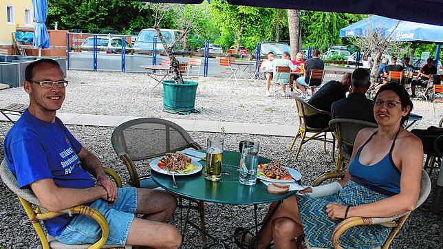 „Endlich wieder essen gehen“. Lothar und Sandra Grimm aus Hubertshofen genießen im Biergarten des Parkrestaurants ihren ...