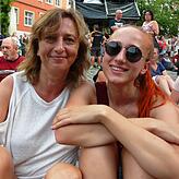 Elke und Tamara Wussler: "Die Mischung aus irischer Musik und Pop finden wir gut. Es gibt kaum ein Lied, das uns nicht gefällt. Auch die ...