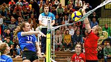 Die Villinger Volleyballerinnen ließen den Gästen aus Fellbach keine Chance. Hier punktet Jule Gaißer (links) am Netz.