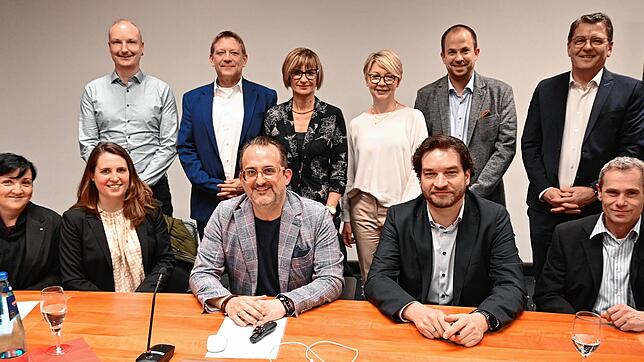 Der Vorstand (von links, sitzend): Maggie Lenz, Stefanie Kreß, Thomas Wartner, Volker Seipp, Ingo Heitz, (hinten, von links:) Marcel ...
