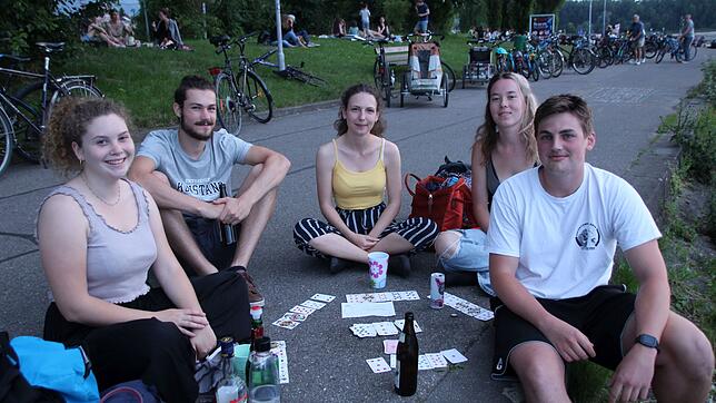 Medea König, Elias Feist, Saskia Pawelleck, Josepha Stolz und Johannes Schulz verbringen am Schänzle gerne ein paar gesellige Stunden ...