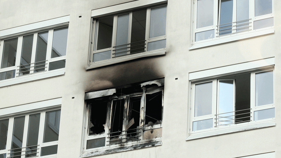 Bild : Blick auf Ebene G: So sah es am Konstanzer Klinikum kurz nach nach dem tödlichen Brand aus – und so heute