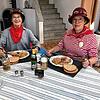 Claudia Gnirs und Hanni Witt essen zuhause, da es den Laufnarrenmarkt vor Ort dieses Jahr nicht gibt.