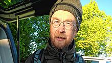 Jürgen Schumann zeigt die Merkmale heimischer Vögel. Foto: Heidrun Simoneit