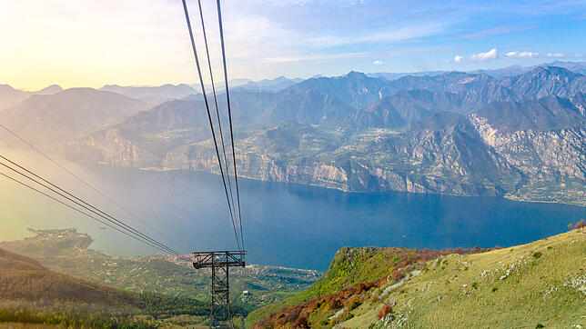 Den Blick auf den Gardasee kann man von vielen Aussichtspunkten genießen. Doch ein beliebtes Ausflugsziel steht derzeit in der Kritik.