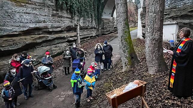 Dekanin Regine Klusmann verkündet im Blatterngraben zwischen steilen Molassefelsen die Geburt Jesu.