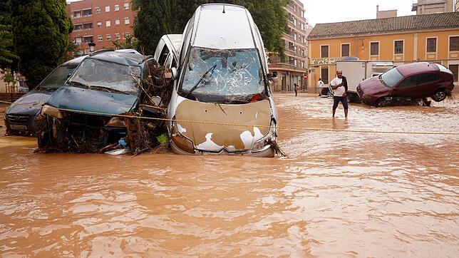 In der Stadt Valencia haben die Wassermassen Autos übereinander geschoben.