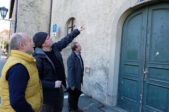 Restaurator Thomas Schmidt erläuterte bei der Augenscheinnahme damals auch die Mauerschäden.