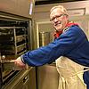 Hinein in Dampfgarer: Das Kesselfleisch wird vor der Weiterverarbeitung erwärmt. Bild: Gerald Jarausch