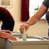 Ein Wähler gibt bei der Kommunalwahl seine Stimme ab. Doch nicht jeder, der in den Gemeinderat gewählt wurde, kann das Amt auch antreten.