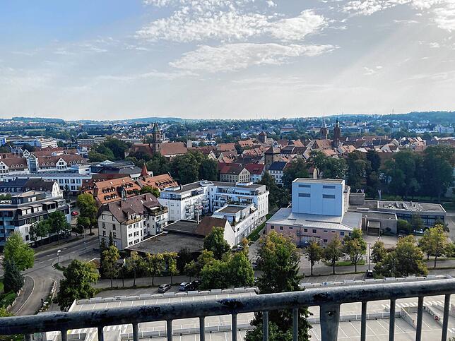 Ein Großteil von Villingen ist von hier oben zu sehen, geradeaus die historische Innenstadt.