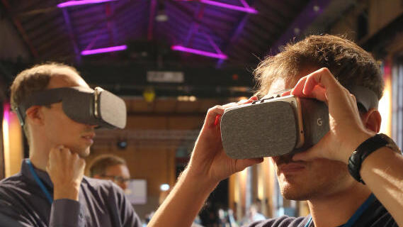 Google setzt auch auf virtuelle Realität (Virtual Reality) und entwickelt zurzeit zusammen mit HTC und Lenovo bessere VR-Brillen.