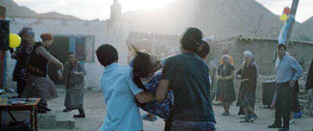 Sezim wird im Kurzfilm &bdquo;Ala Kachuu &ndash; Take and run&ldquo; in der Stadt geraubt und aufs Land gebracht.