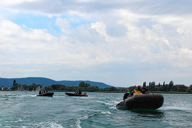 Auf Kommando nähern sich die vier Boote an, um sich mitten auf dem See nebeneinander zu legen. Das Verfahren nennt sich taktisches Anlegen.
