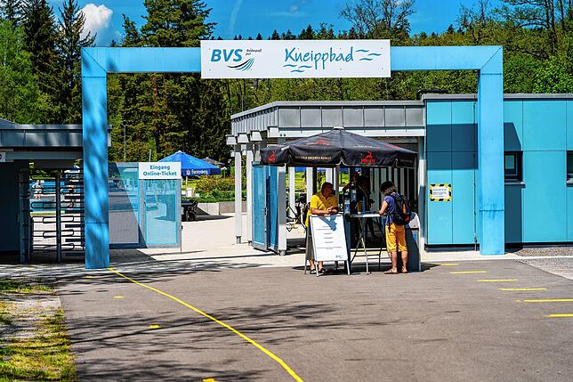 Bereits vor der Kasse werden die Badegäste gebeten, die entsprechenden Formulare auszufüllen, vorausgesetzt sie erfüllen eines der drei ...