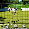 Der Ball rollt täglich auf dem neuen Soccerfeld in Berau. Der Platz kommt gut an und ist fast täglich &bdquo;ausgebucht&ldquo;.