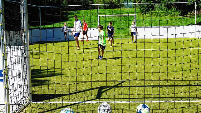Der Ball rollt täglich auf dem neuen Soccerfeld in Berau. Der Platz kommt gut an und ist fast täglich &bdquo;ausgebucht&ldquo;.