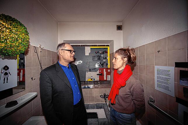 Michael Brunner und Elinor Bender sehen sich im Omega B die Rauminstallation &bdquo;Weltgrößtes Igelmuseum&ldquo; des Überlinger ...
