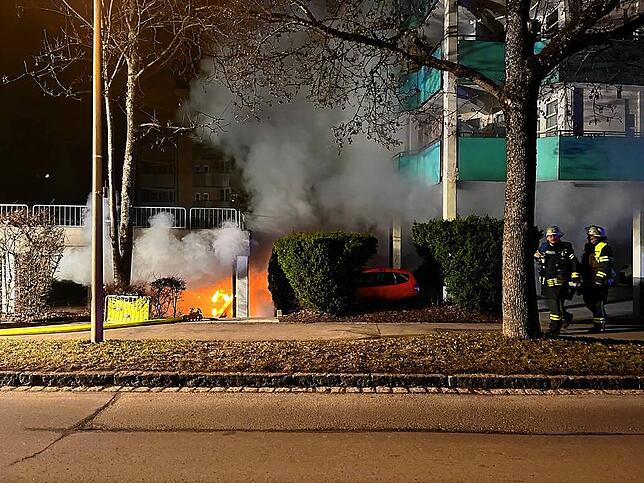 Die Einsatzsituation an der Hagelrainstraße am Sonntagmorgen.