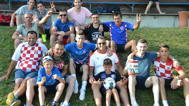 Bei den Aktiven, die am Grümpelturnier des Fördervereins FC Dettighofen teilnahmen, siegte das Team &bdquo;Krv znoj pivo&ldquo;.