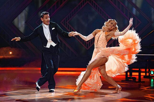 Mark Keller und Kathrin Menzinger beim Slowfox – der Tanz war wie für sie gemacht. Alles zu „Let‘s Dance“ auf www.rtlplus.de