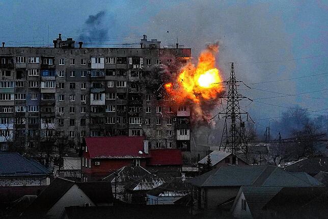Eine Explosion ist in einem Wohnhaus in Mariupol am 11. März.