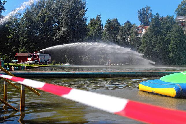 Es war warm &ndash; zu warm. Im Sommer 2019 ist der Klosterweiher durch eine Algenblüte belastet. Die Feuerwehr sorgt hier für frisches ...