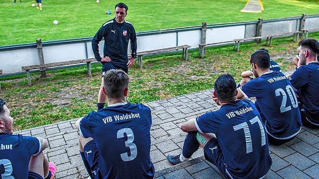 Keine Euphorie: Beim VfB Waldshut kämpfte Trainer Danijel Kovacevic trotz der zahlreichen Neuzugänge wieder mit Personalsorgen.