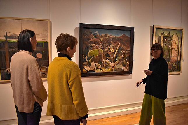 Musuemsleiterin Barbara Stark (r.) bei einer Führung durch die laufende Ausstellung von Franz Lenk.