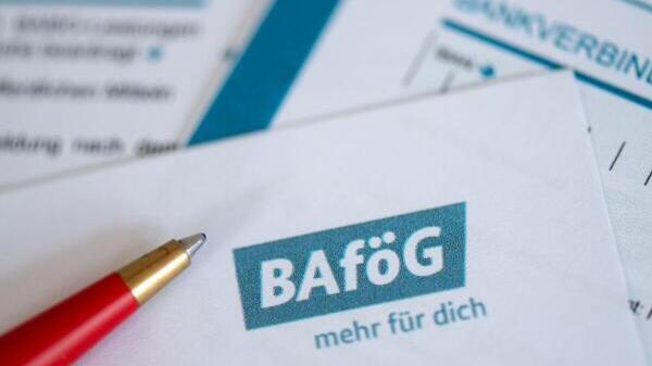 Das Bafög reicht nicht immer zum Leben, gerade in Großstädten wegen hoher Mietpreise. Doch kann man zusätzlich zum Bafög noch Bürgergeld ...