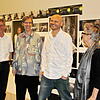 Vor der Wand mit seinen Bildern in der derzeitigen Ausstellung stellen Christoph Bauer, der Fotokünstler Florian Schwarz, Martin Dominik ...